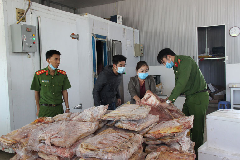 Thu giữ hơn 1,4 tấn thịt, xương động vật các loại không rõ nguồn gốc