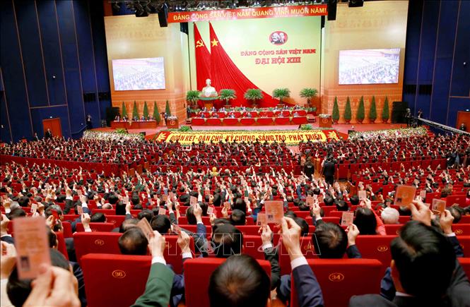 Các đại biểu biểu quyết, thông qua Nghị quyết Đại hội XIII Đảng Cộng sản Việt Nam