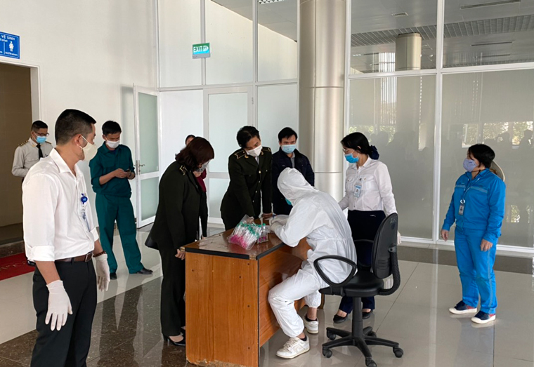 Lấy mẫu xét nghiệm SARS-CoV-2 đối với toàn bộ nhân viên Cảng hàng không Liên Khương
