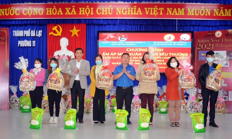 Trao quà tết cho học sinh và người dân khó khăn