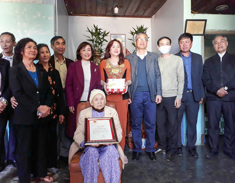 Lãnh đạo thành phố Đà Lạt chúc tết các cụ 100 tuổi