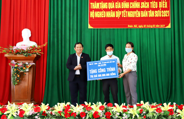 Đồng chí K'Mák thăm, chúc tết tại huyện Đạ Huoai