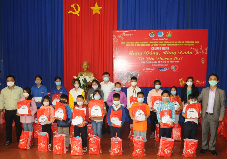 Trao qua tết cho thanh niên, công nhân và học sinh khó khăn