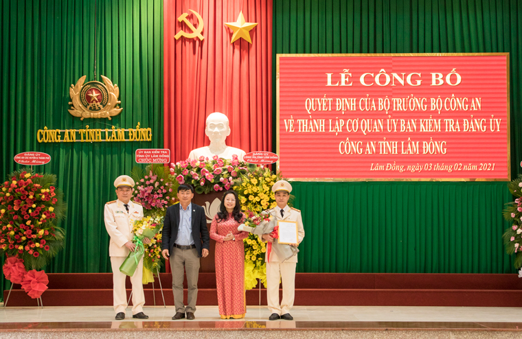 Lãnh đạo UBKT Tỉnh uỷ và Ban Tổ chức Tỉnh uỷ tặng hoa chúc mừng Thượng tá Nguyễn Văn Tiếp và Thượng tá Phạm Đúng