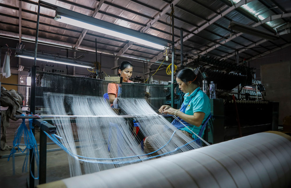 Xe tơ dệt lụa. Ảnh Nguyễn Nghĩa