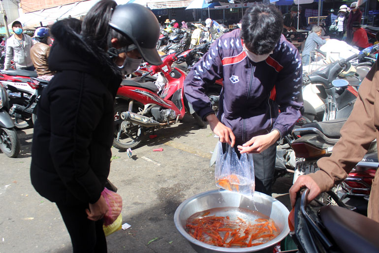 Rất nhiều tiểu thương bán cá chép ở các lối vào chợ Đà Lạt