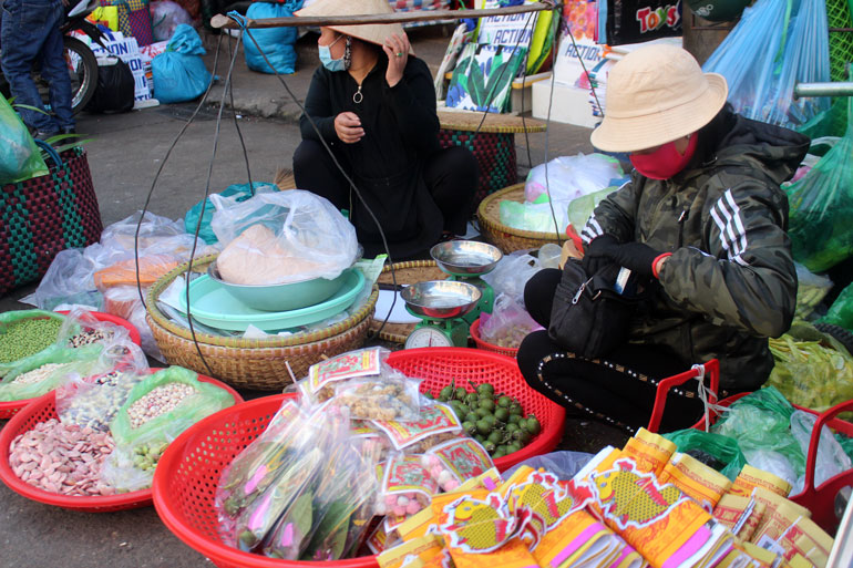 Quang gánh cau trầu, cá chép giấy xuống chợ