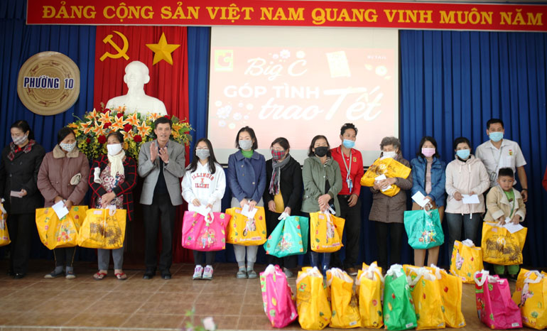 Big C Đà Lạt trao quà tết cho gia đình khó khăn và học sinh nghèo