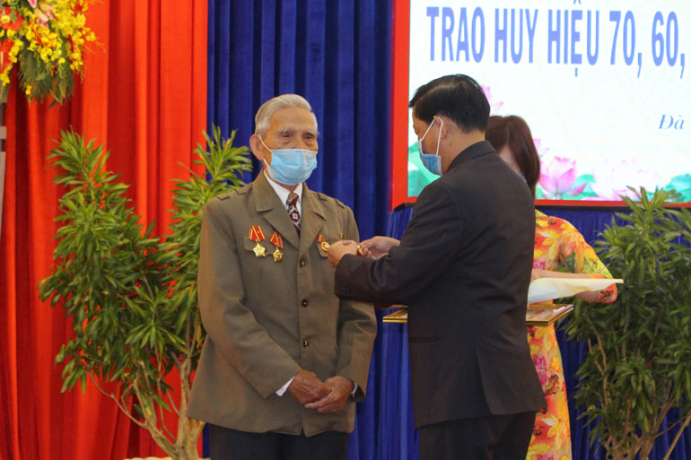 Thành ủy Đà Lạt trao huy hiệu Đảng dịp 3/2