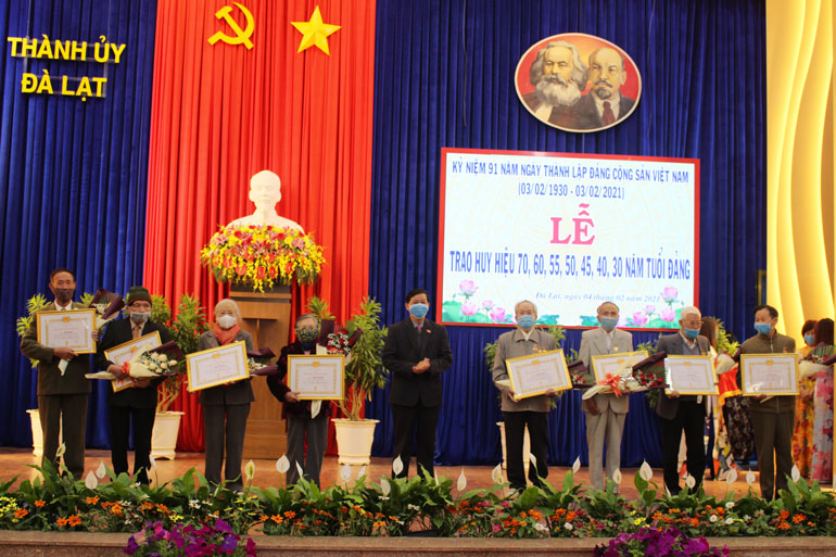 Đồng chí Trần Đức Quận - Ủy viên Ban Chấp hành Trung ương Đảng, Bí thư Tỉnh ủy, Chủ tịch HĐND tỉnh trao Huy hiệu 60 năm, 55 năm tuổi Đảng cho các đảng viên thuộc Đảng bộ thành phố Đà Lạt