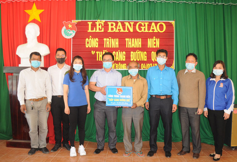 Ban giao công trình ''Thắp sáng đường quê'' cho người dân vùng sâu
