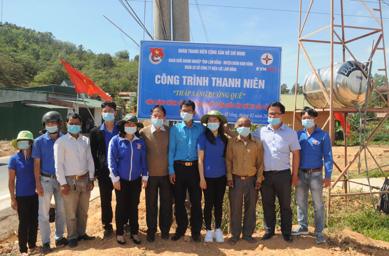 Gắn biển Công trình thanh niên “Thắp sáng đường quê” chào mừng thành công Đại hội đại biểu toàn quốc lần thứ XIII của Đảng