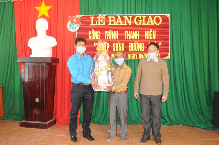 Tặng quà tết cho Ban Nhân dân thôn Đa Xế