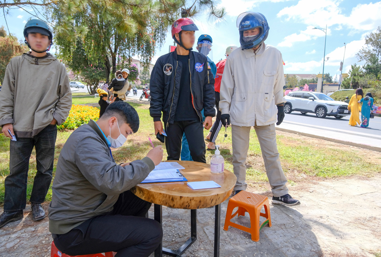 Đà Lạt xử phạt 20 người 40 triệu đồng vì không đeo khẩu trang nơi công cộng