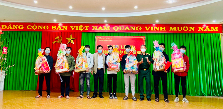 Tặng quà tết cho các thanh niên trúng tuyển nghĩa vụ quân sự