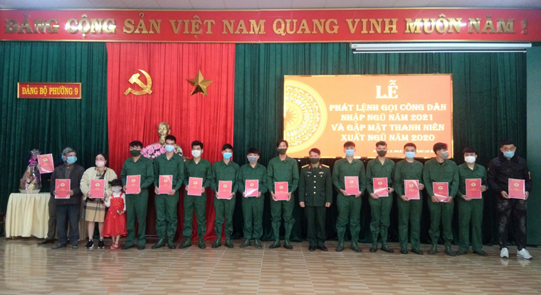 Trao lệnh gọi công dân nhập ngũ