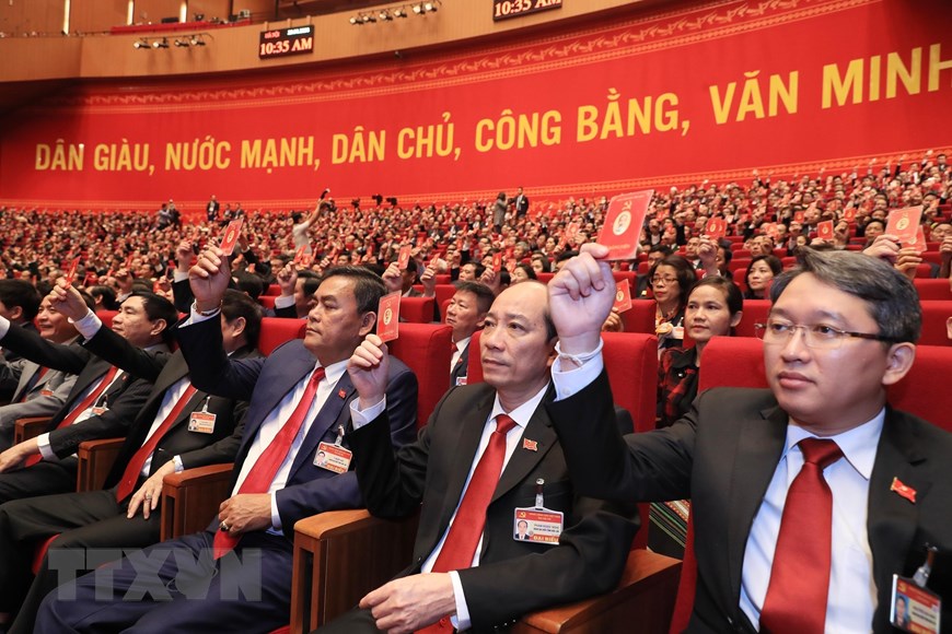 Các đại biểu biểu quyết thông qua Chương trình làm việc của Đại hội tại phiên họp trù bị, sáng 25/1. (Nguồn: TTXVN)