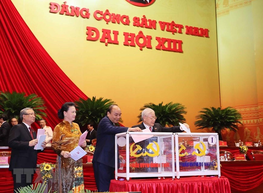 Tổng Bí thư, Chủ tịch nước Nguyễn Phú Trọng, Thủ tướng Nguyễn Xuân Phúc, Chủ tịch Quốc hội Nguyễn Thị Kim Ngân, Thường trực Ban Bí thư Trần Quốc Vượng bỏ phiếu bầu Ban Chấp hành Trung ương khóa XIII. (Nguồn: TTXVN)