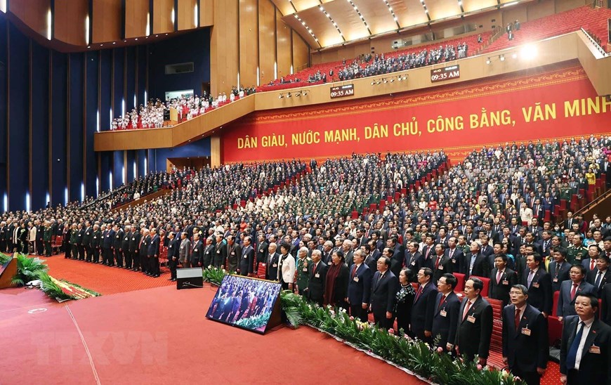 Các đại biểu thực hiện nghi thức chào cờ, chính thức bế mạc Đại hội XIII của Đảng. (Nguồn: TTXVN)