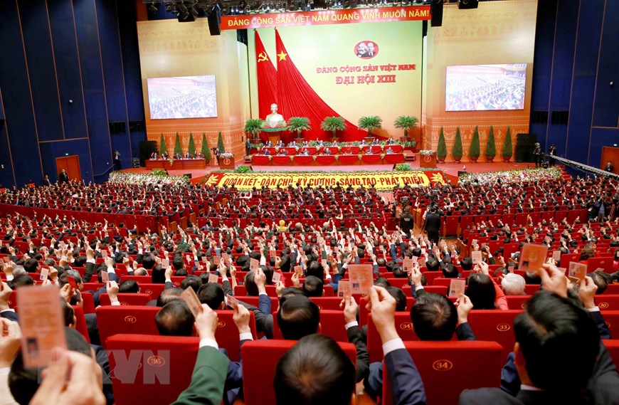Đại hội XIII đã thành công rất tốt đẹp, rút ngắn được gần 2 ngày so với kế hoạch; là một trong những Đại hội thành công nhất trên các mặt, truyền được cảm hứng và quyết tâm, ý chí, bản lĩnh để đưa đất nước phát triển ở tầm cao mới. Trong ảnh: Các đại biểu biểu quyết, thông qua Nghị quyết Đại hội XIII của Đảng. (Nguồn: TTXVN)