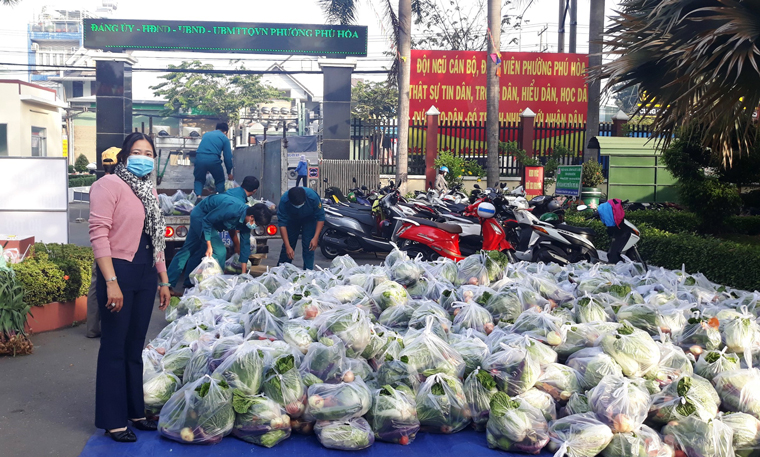 Sẻ chia nông sản với người dân vùng cách ly Bình Dương