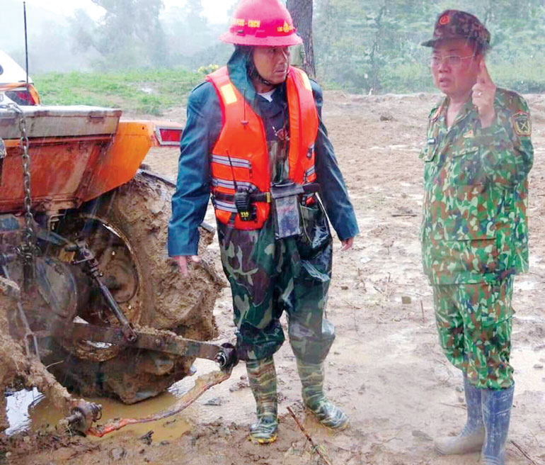 Đại tá Trần Văn Khương - Chính ủy Bộ CHQS tỉnh trực tiếp có mặt tại hiện trường chỉ đạo LLVT thực hiện cứu hộ, cứu nạn, tìm kiếm nạn nhân trên suối K’Long K’Lanh - xã Đạ Chais, huyện Lạc Dương, Lâm Đồng