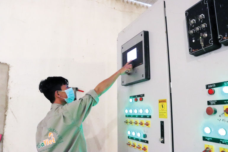 Kiểm tra hệ thống tiểu khí hậu chuồng nuôi và khối lượng thức ăn trong ngày. Ảnh: NVCC