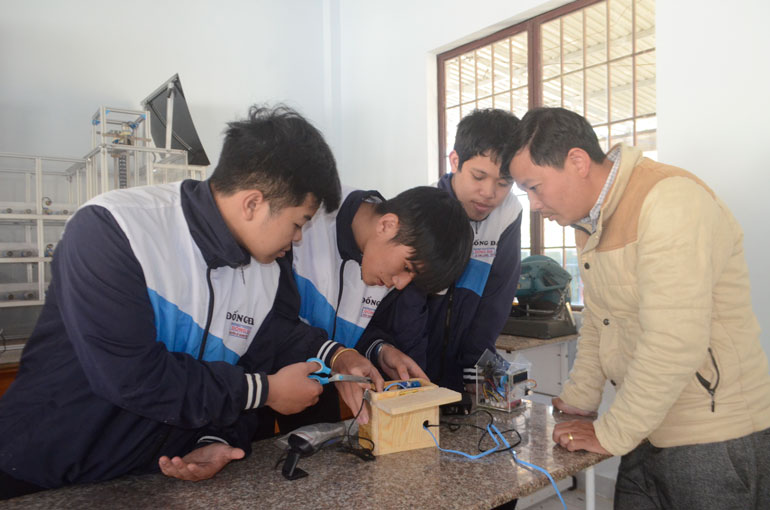 Nhóm học sinh Trường THCS&THPT Đống Đa cùng thầy giáo hướng dẫn thực hiện lắp ráp thiết bị cảnh báo ngủ gật và đo nồng độ cồn
