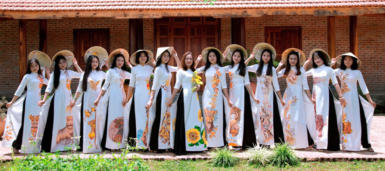 Bộ sưu tập áo dài Sinh Tiếu - 12 con giáp Việt, sản phẩm đầu tay của Hoa Mặt Trời