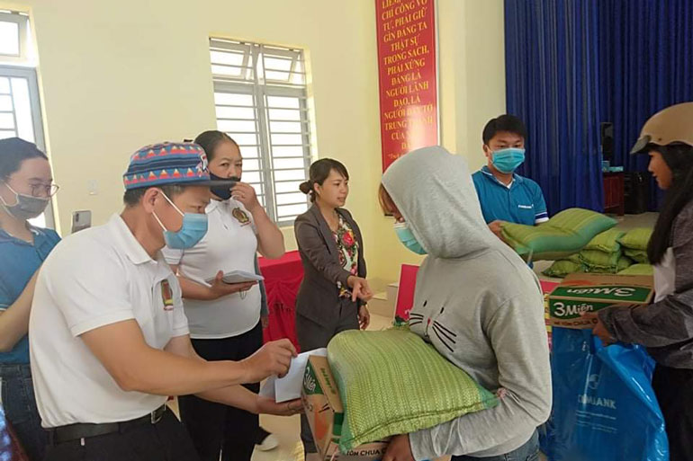 Trao quà tết cho người dân đặc biệt khó khăn