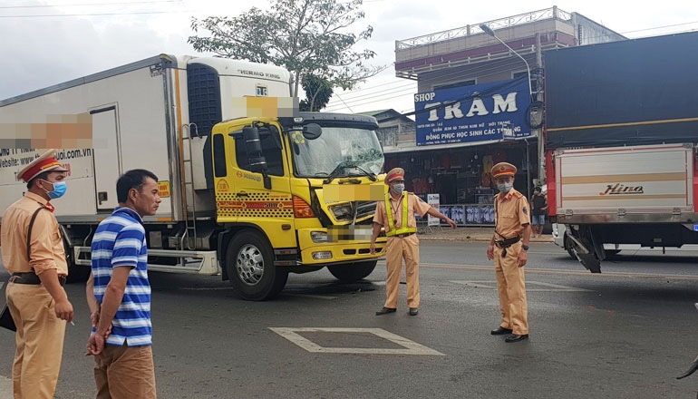 Tai nạn liên hoàn, 3 xe ô tô hư hỏng nặng