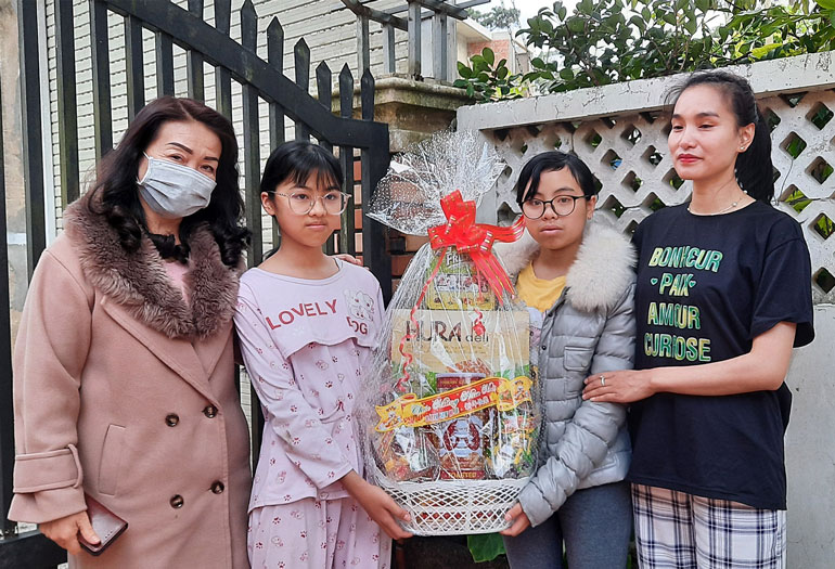Trao quà cho các em nhỏ thuộc gia đình rất khó khăn