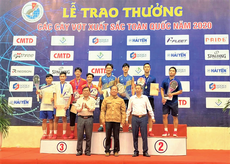 Cặp đôi Hoàng - Mạnh trên bục nhận Huy chương Vàng đôi nam giải Các cây vợt xuất sắc toàn quốc năm 2020