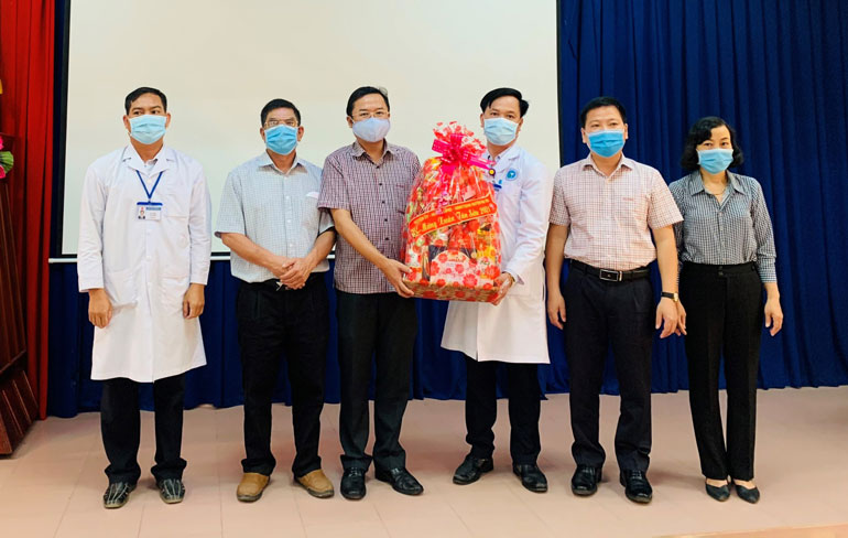 Lãnh đạo huyện Đạ Tẻh thăm, chúc tết các cơ quan, đơn vị
