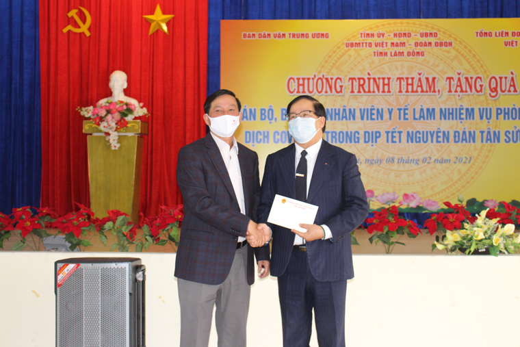 Đồng chí Trần Đức Quận - Ủy viên Ban Chấp hành Trung ương Đảng, Bí thư Tỉnh ủy, Chủ tịch HĐND tỉnh tặng 110 triệu đồng động viên, hỗ trợ đội ngũ cán bộ, bác sĩ, nhân viên y tế của Trung tâm Kiểm soát Bệnh tật tỉnh