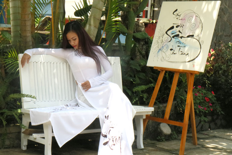 Áo dài & thư pháp