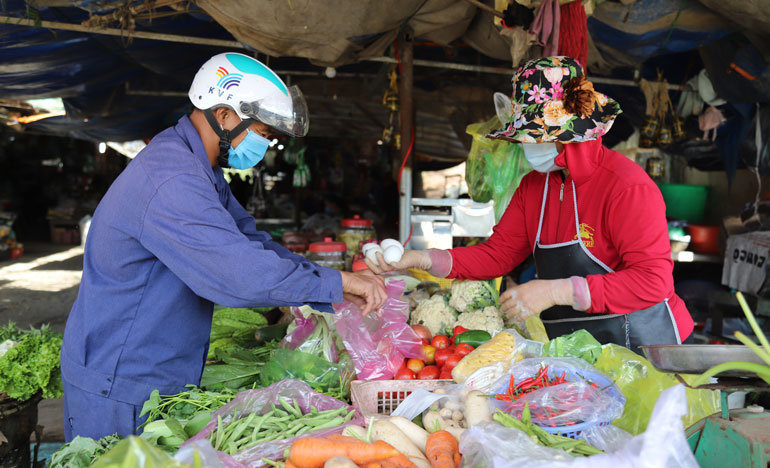 Do chị Nguyễn Thị Kim Anh (vợ anh Hoàng) bị tai nạn nên sức khỏe yếu, từ sáng sớm hàng ngày, anh Hoàng tranh thủ đi chợ mua thức ăn cho vợ con