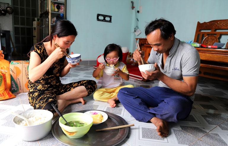 Bữa cơm trước giờ anh Hoàng lên đường làm việc tuy đạm bạc nhưng luôn tràn ngập hạnh phúc 