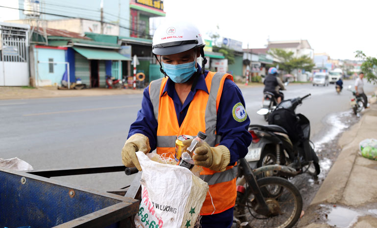Trong quá trình thu gom rác, anh Hoàng nhặt nhạnh các vỏ chai nhựa, lon bia bán kiếm thêm thu nhập, phụ vợ lo cho cuộc sống gia đình và nuôi 3 đứa con ăn học 