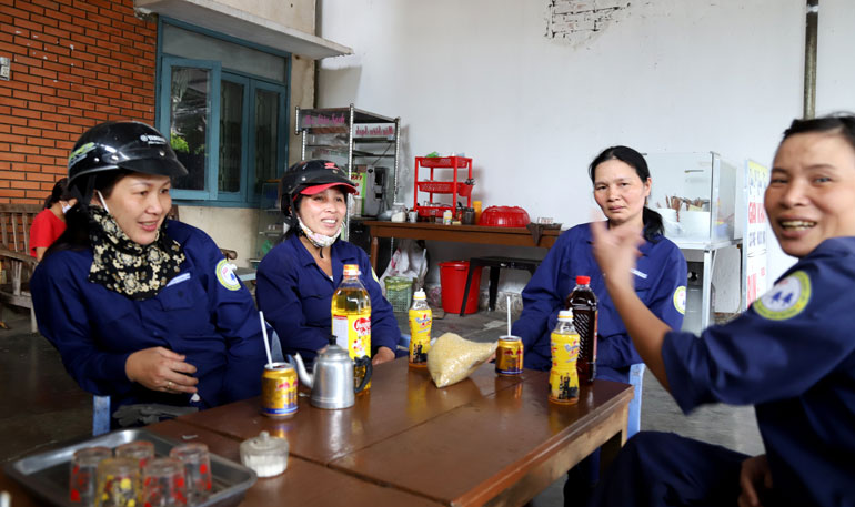 Dù công việc lao công vất vả, nhưng bà Hoàn và các đồng nghiệp luôn sống vui tươi, tình cảm. Ngày tết, một người được tặng quà thì họ đem chia đều cho nhau cùng sử dụng