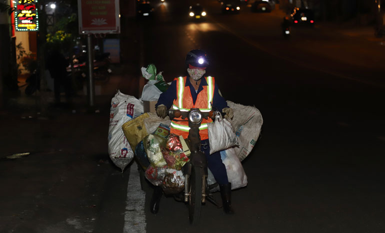 Đêm về khuya, trời Bảo Lộc trở lạnh những ngày giáp Tết Nguyên đán Tân Sửu, nhưng bà Hoàn vẫn âm thầm, lặng lẽ đội đèn pin chạy xe kéo đi khắp các tuyến phố phụ trách để thu gom rác 