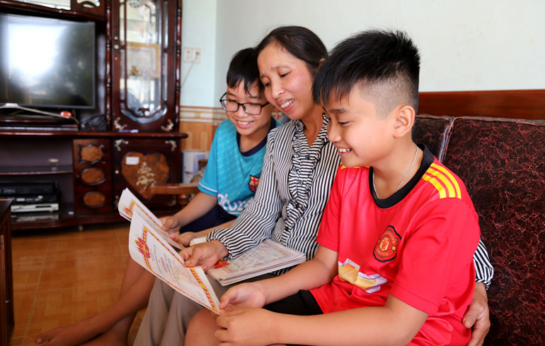 Bà Hoàn tự hào nhìn lại thành tích học tập của các con và động viên các con hãy chăm ngoan, học giỏi. Hơn 15 năm làm nghề lao công, bà chưa một lần được đón giao thừa cùng gia đình, người thân và tết năm nay cũng vậy.