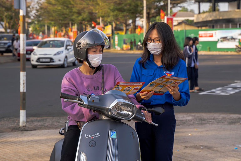 Các đội hình thanh niên tình nguyện tuyên truyền phòng chống Covid-19
