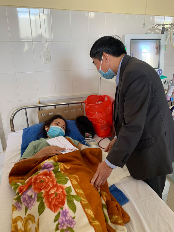 Bảo hiểm Xã hội tỉnh tặng quà cho bệnh nhân có hoàn cảnh khó khăn