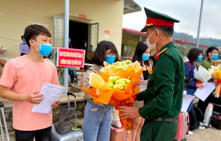 Bảo Lộc: Trao quyết định hoàn thành thời gian cách ly y tế tập trung cho 13 trường hợp