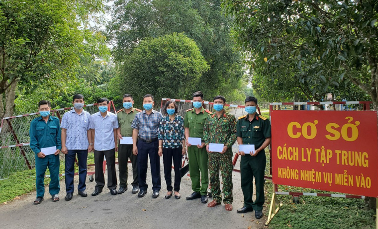 Lãnh đạo huyện Đạ Tẻh thăm lực lượng làm nhiệm vụ tại khu cách ly