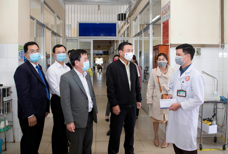 Thăm hỏi và tặng quà y, bác sỹ Khoa Hồi sức tích cực