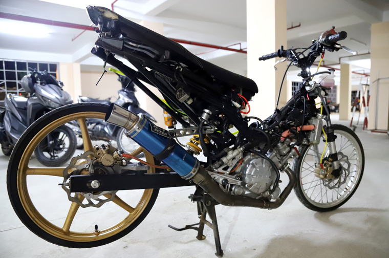 Một chiếc xe máy độ chế làm thay đổi toàn bộ hình dáng, kết cấu xe của thanh thiếu niên trong nhóm đua xe trái phép bị công an thu giữ