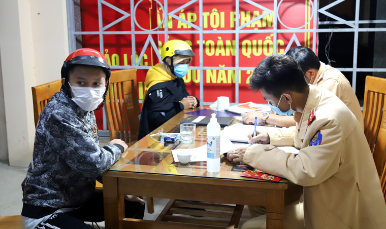 Cơ quan công an làm việc với các thanh, thiếu niên vi phạm