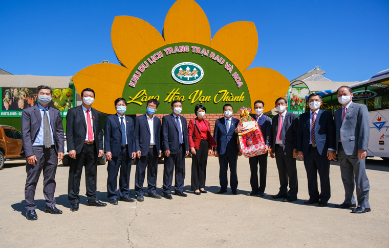 Đồng chí Trần Đức Quận - Bí thư Tỉnh ủy Lâm Đồng dẫn đầu đoàn công tác thăm, tặng quà lãnh đạo, công nhân Công ty TNHH Đà Lạt rau thuỷ canh tại Làng hoa Vạn Thành, Phường 5, TP Đà Lạt